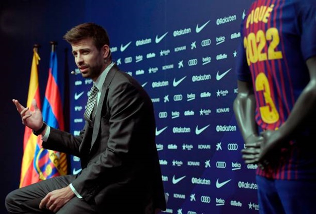 Pique rạng rỡ trong ngày công bố hợp đồng mới với Barcelona - Bóng Đá