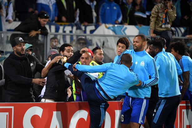 Sau cú "kung-fu"này, Patrice Evra đã bị BLĐ Marseille giải phóng hợp đồng ngay lập tức. Hiện tại, có thông tin West Ham đang ngỏ lời mời cựu hậu vệ của Man Utd về đầu quân. Anh có thể chơi bóng ngay cho The Hammer nếu đến London.