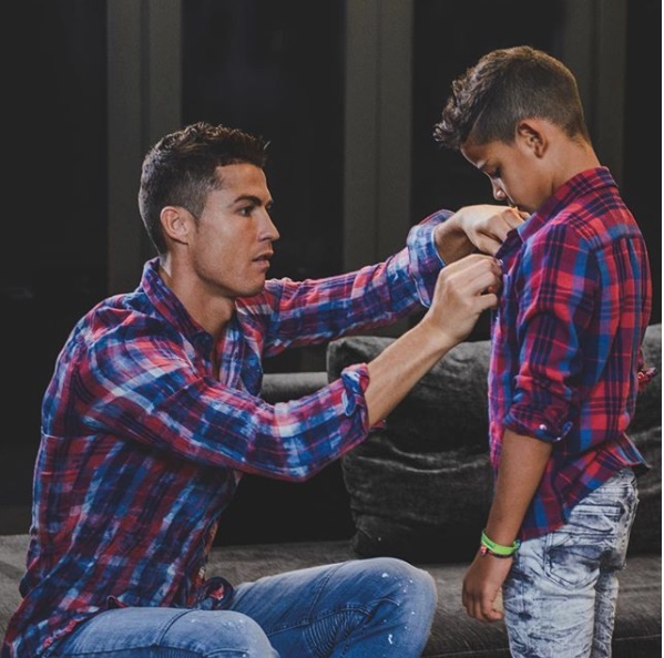 Cha con Ronaldo ăn mặc sành điệu như thế nào?  - Bóng Đá