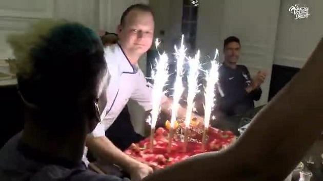 Antoine Griezmann cười không ngớt khi được đồng đội tặng bánh sinh nhật - Bóng Đá