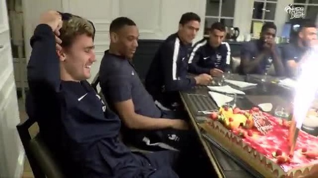 Antoine Griezmann cười không ngớt khi được đồng đội tặng bánh sinh nhật - Bóng Đá