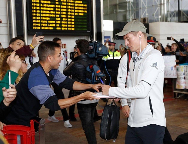 Dàn sao Real Madrid kí mỏi tay khi vừa đặt chân tới Catalan - Bóng Đá