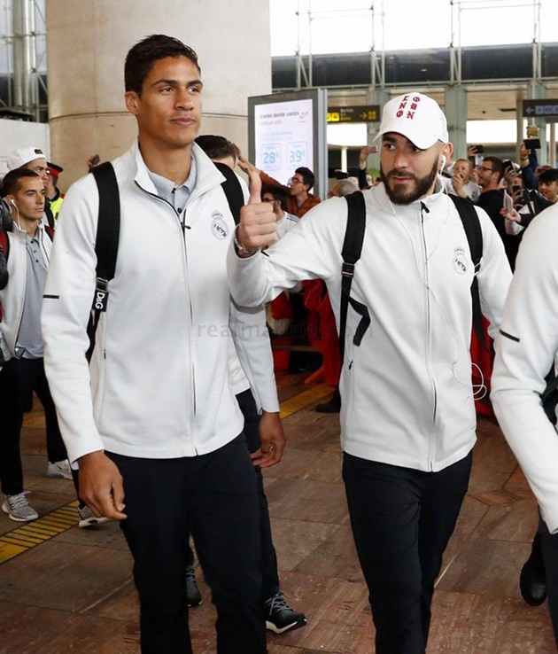 Dàn sao Real Madrid kí mỏi tay khi vừa đặt chân tới Catalan - Bóng Đá