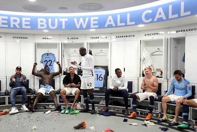 Gác lại mâu thuẫn, Pep trao cho Yaya Toure cái bắt tay thắm thiết ngày tri ân - Bóng Đá