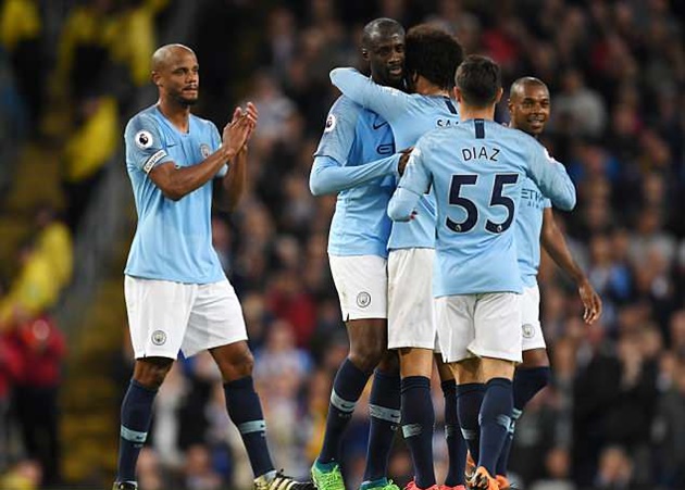 Gác lại mâu thuẫn, Pep trao cho Yaya Toure cái bắt tay thắm thiết ngày tri ân - Bóng Đá