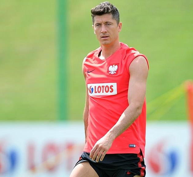 Lewandowski hiển nhiên là ngôi sao được chú ý nhiều nhất trên sân tập của Đại bàng trắng.
