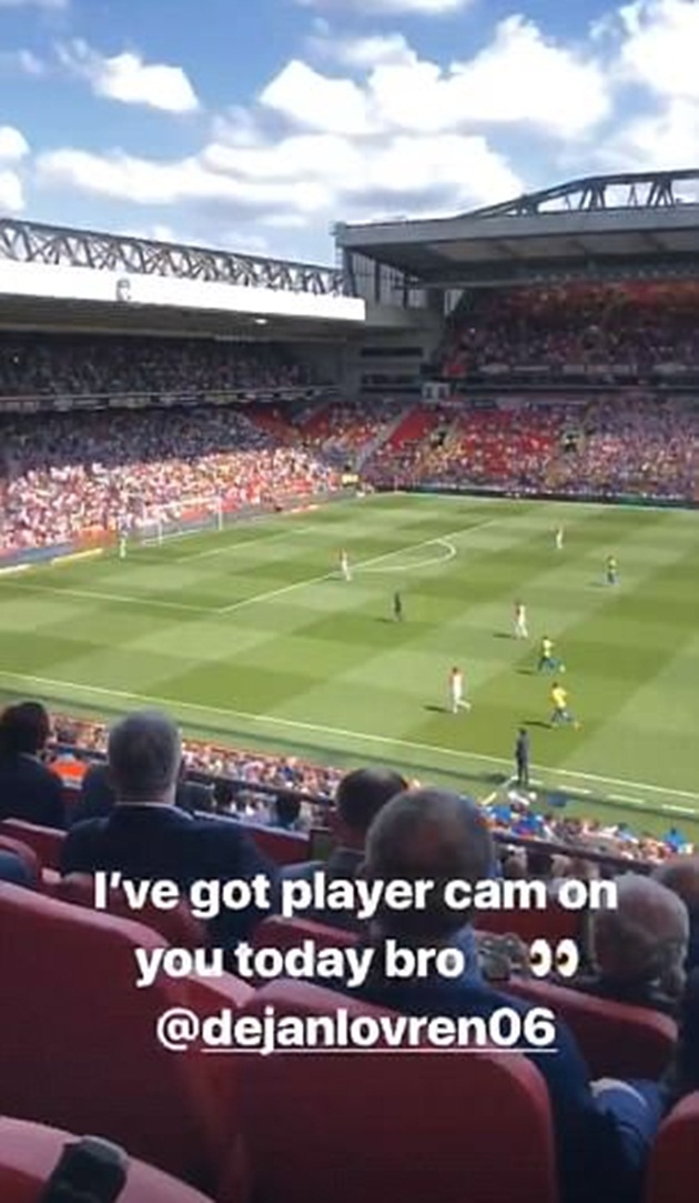Alex Oxlade-Chamberlain chống nạng đến Anfield xem đồng đội thi đấu - Bóng Đá