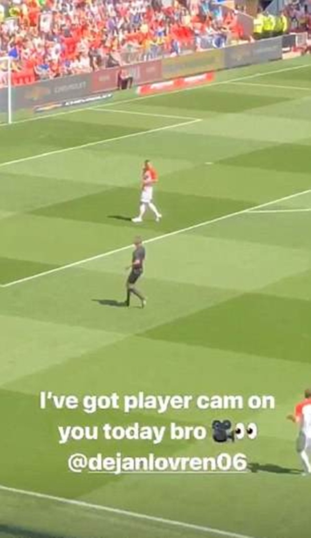 Alex Oxlade-Chamberlain chống nạng đến Anfield xem đồng đội thi đấu - Bóng Đá