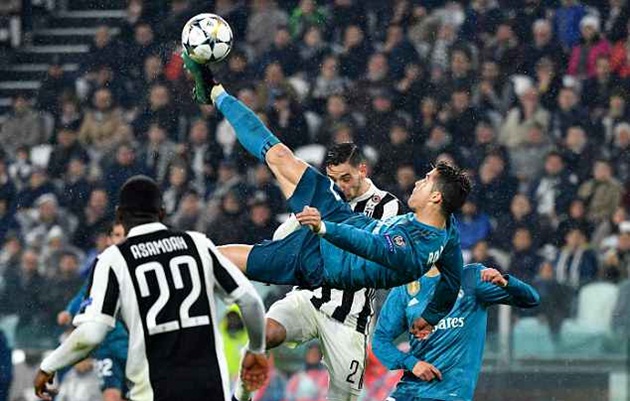 Con trai Ronaldo tái hiện cú volley thần sầu trên sân Da Luz - Bóng Đá