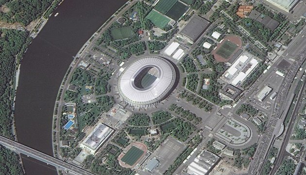 Sân Luzhniki bề bộn trước ngày khai mạc World Cup - Bóng Đá