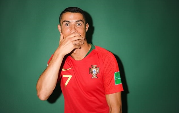 Ronaldo và màn giới thiệu áo đấu siêu dị  - Bóng Đá