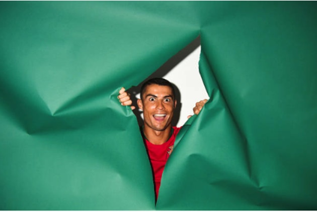 Ronaldo và màn giới thiệu áo đấu siêu dị  - Bóng Đá
