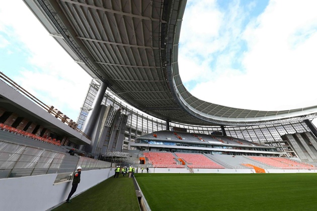 Sân Luzhniki bề bộn trước ngày khai mạc World Cup - Bóng Đá