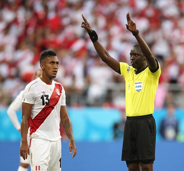 Cầu thủ Peru khóc như mưa sau khi sút bay chiến thắng của đội nhà - Bóng Đá