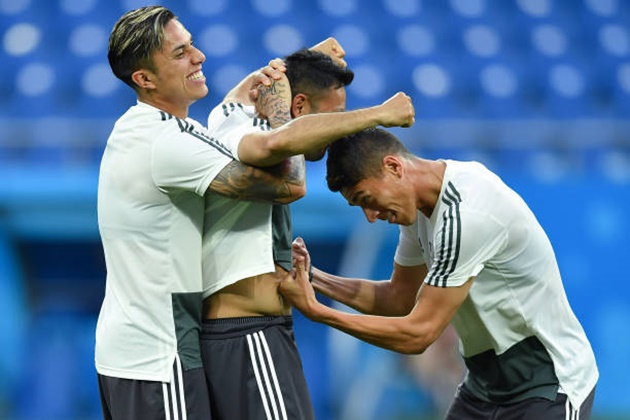 Carlos Salcedo, Marco Fabian và Hector Moreno trêu đùa nhau.