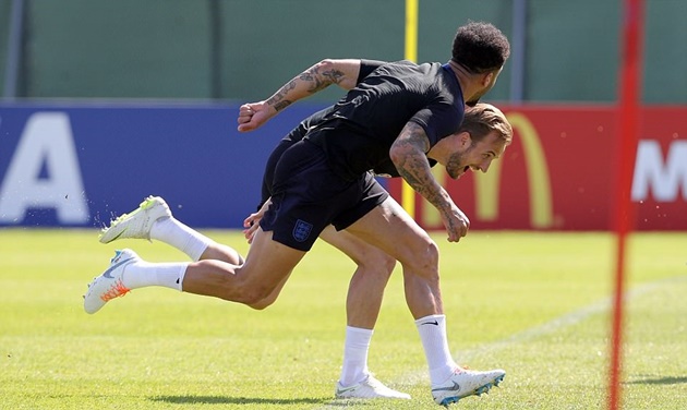 Harry Kane tỏ ra lấn lướt Kyle Walker trong bài chạy cự li ngắn.