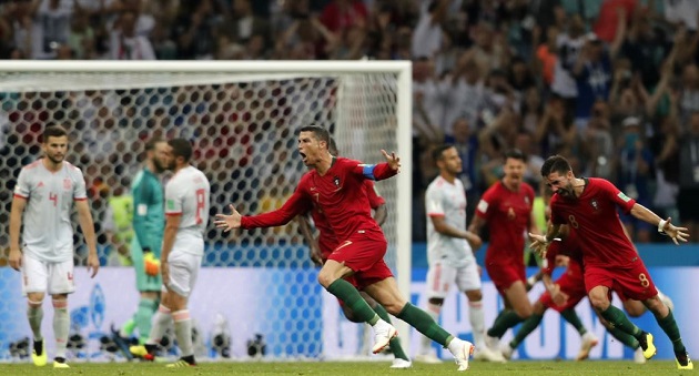 Ronaldo đối đầu Uruguay: Một tay chạm bóng vàng? - Bóng Đá