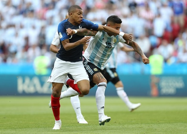 Marcos Rojo - 4 điểm: Bị Mappe qua mặt và phạm lỗi dẫn đến quả phạt đền ngay phút 13.