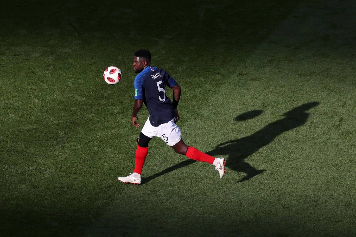 Samuel Umtiti - 7 điểm: Thể lực và thể hình của Umtiti đã giúp hàng thủ Pháp an toàn dưới áp lực của Messi.