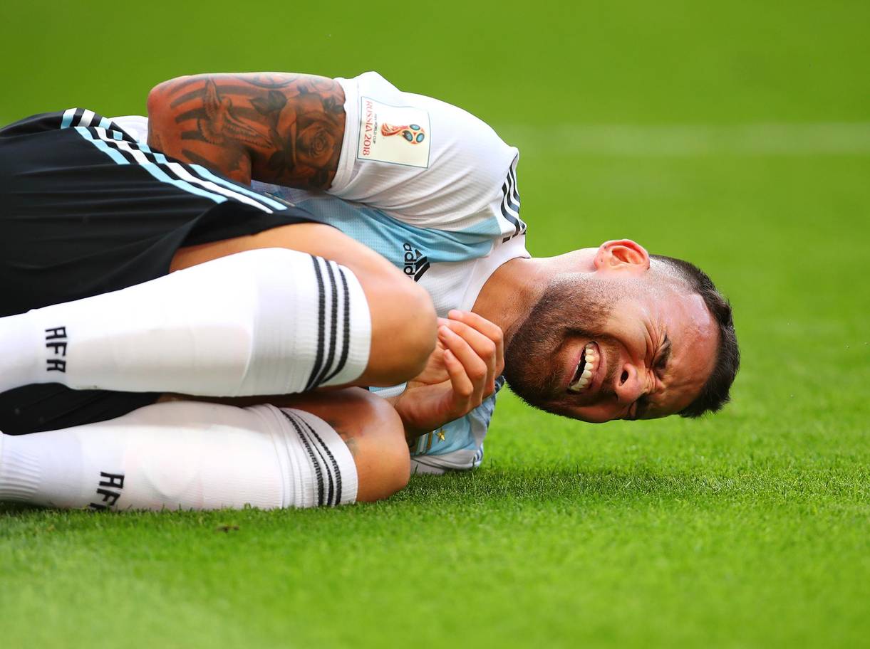 Nicolas Otamendi - 6 điểm: Phải đấu sức quá nhiều với Giroud nên không còn đủ thể lực để theo kèm Mbappe.
