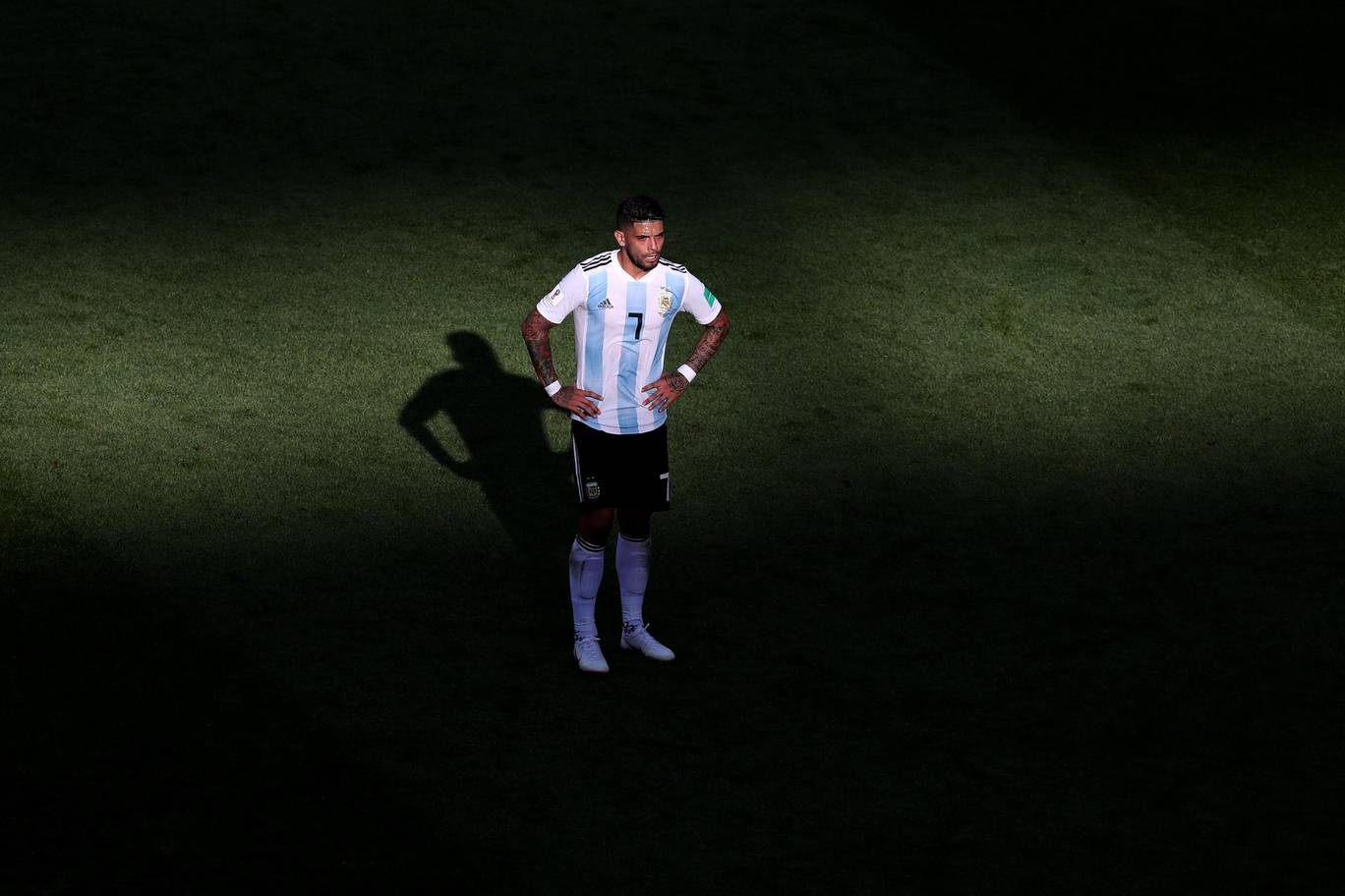 Ever Banega - 6 điểm: Không có sự kết nối tốt với Messi như trận gặp Nigeria.