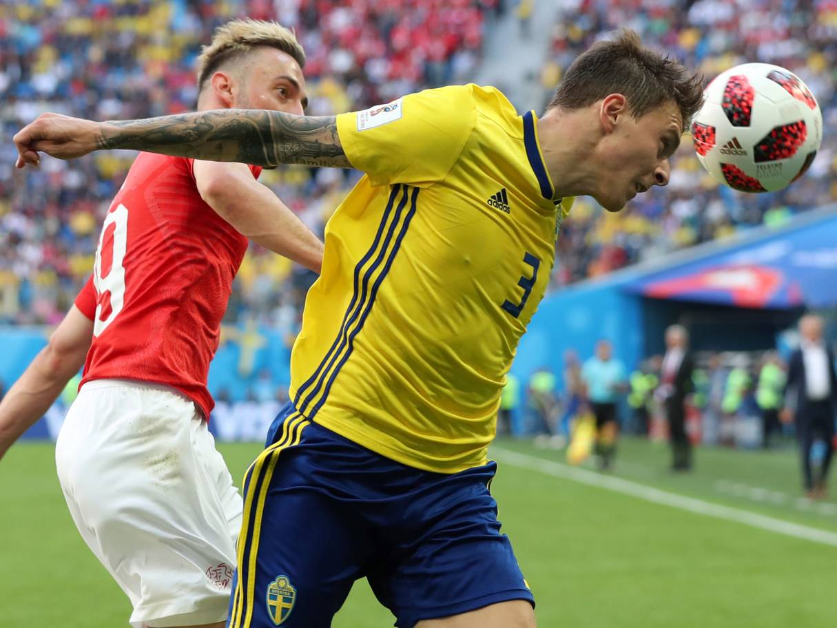 Victor Lindelof - 7 điểm: Hòn đá tảng thực sự ở hàng thủ Thụy Điển.