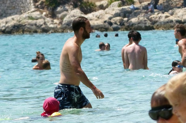 Gác lại nỗi sầu World Cup, Higuain chiều vợ hết cỡ ở biển Mallorca - Bóng Đá