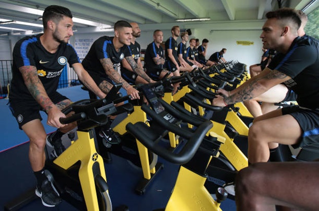 Icardi cực kì tinh nghịch trong ngày Inter hội quân - Bóng Đá