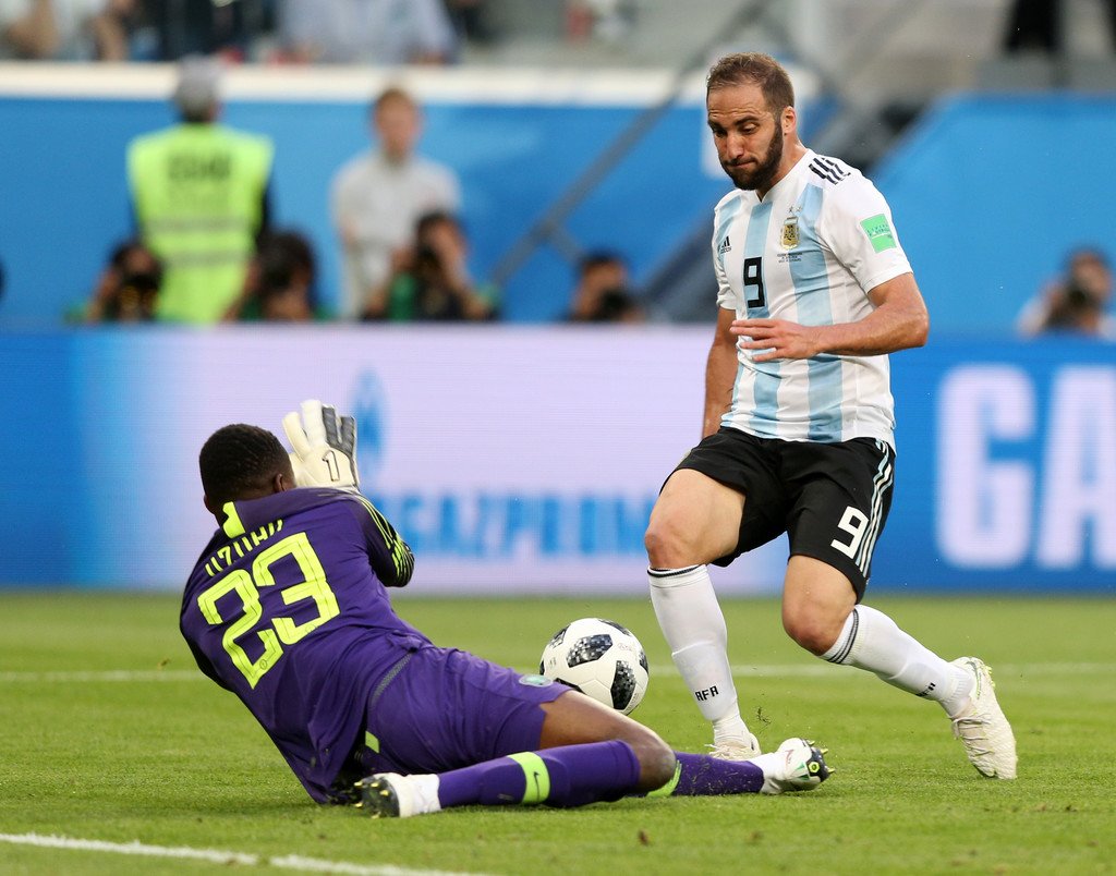 Gác lại nỗi sầu World Cup, Higuain chiều vợ hết cỡ ở biển Mallorca - Bóng Đá