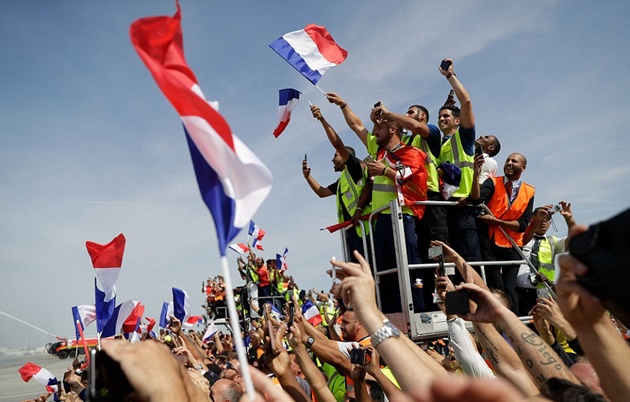 Nửa triệu người Pháp xuống phố, chào đón những người hùng dân tộc về nước - Bóng Đá