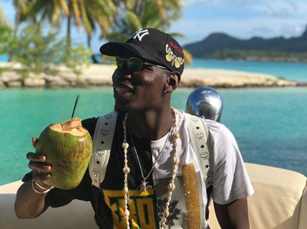 Pogba du hí và triệu tập muộn so với dự kiến.