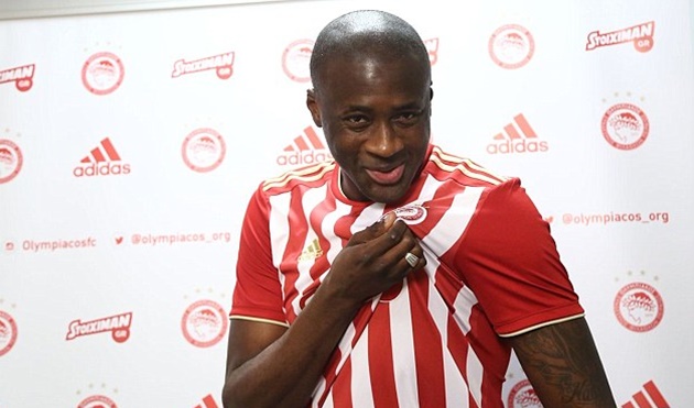 CĐV Olympiacos đốt pháo sáng suốt đêm chào mừng Yaya Toure - Bóng Đá