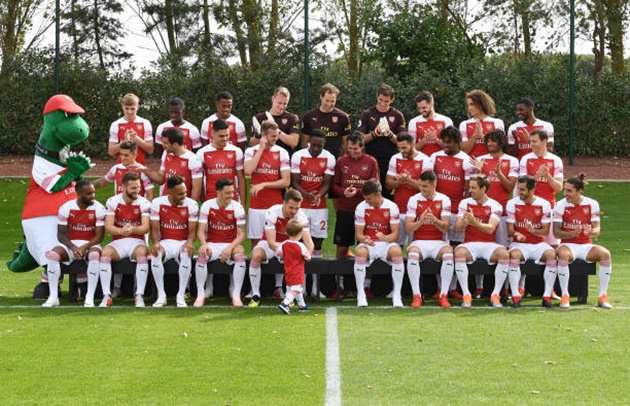 Ozil khiến fan nữ