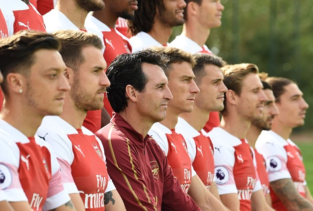 Ozil khiến fan nữ