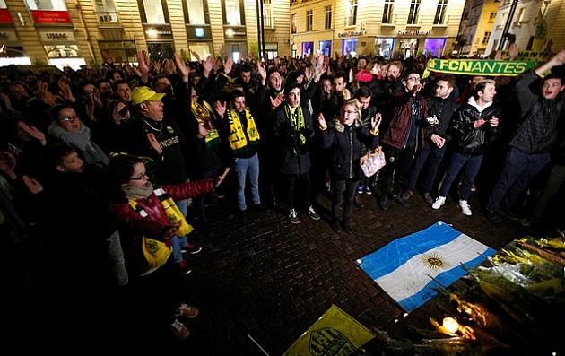 Họ vẫn cầu mong một phép lạ sẽ đến với chân sút 28 tuổi này.