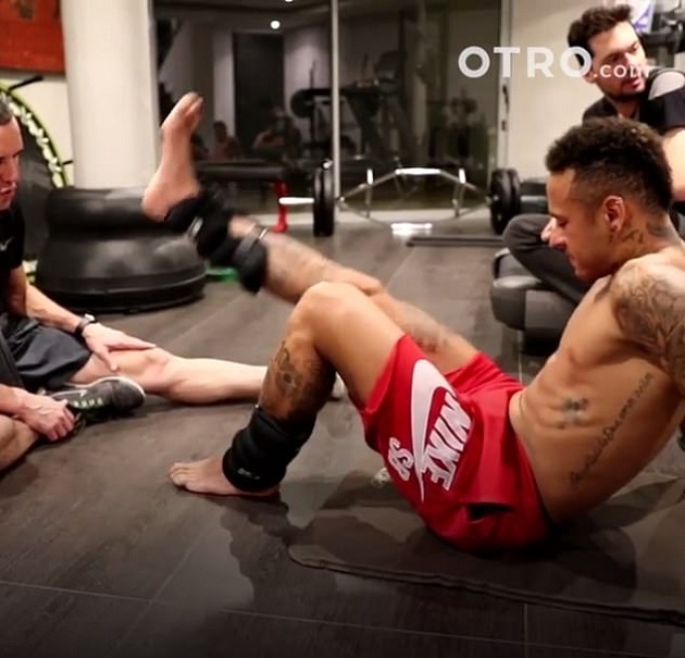 Neymar vã mồ hôi vì đau đớn khi tập hồi phục sau sự cố gãy xương bàn chân - Bóng Đá