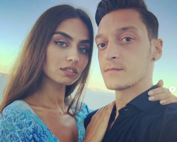 Trong thời điểm khó khăn này, Ozil có được sự hậu thuẫn của vợ quả là một điều khá may mắn.
