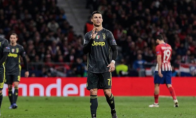 Ronaldo không có được sự hậu thuẫn quá tốt từ hàng tiền vệ Juve.