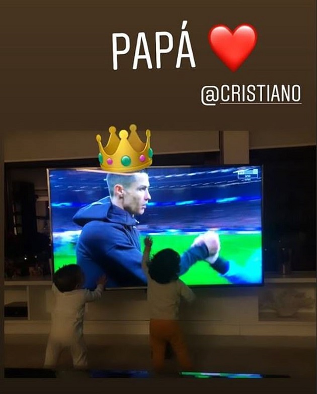 Hai nhóc nhà Ronaldo cổ vũ cho bố.