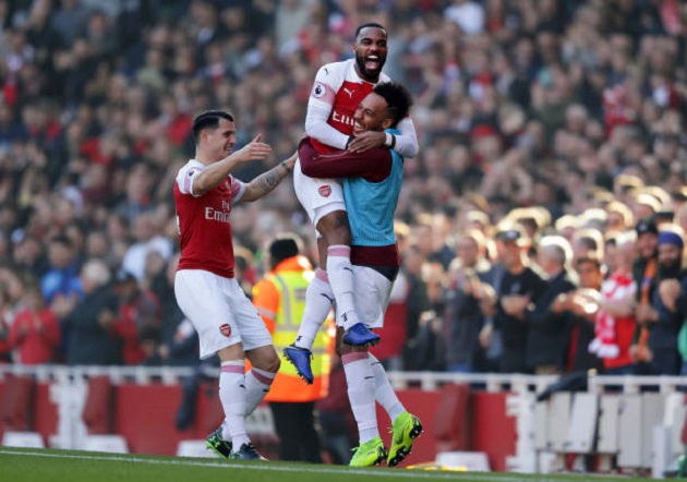 Lacazette và Aubameyang đang thi nhau lập công cho Arsenal.