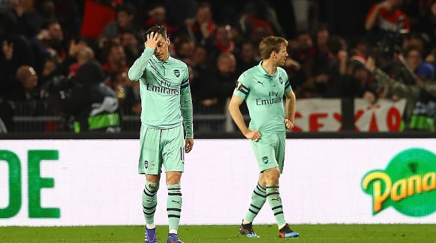 Ozil chơi tệ và nhiều khả năng mất xuất đá chính trước Man Utd.