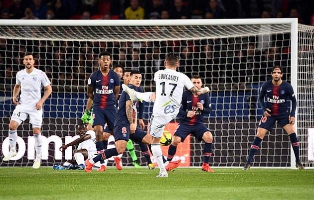 Mbappe trố mắt trước pha bỏ lỡ thần thánh của đồng đội - Bóng Đá