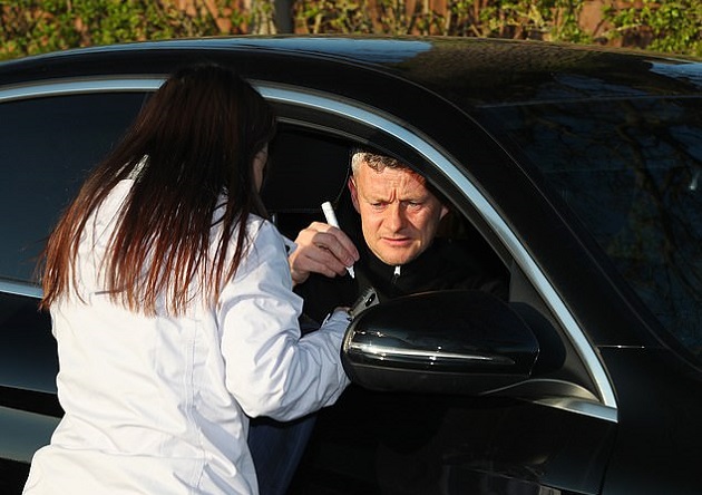 Thi đấu ngoan cường, Solskjaer được fan nữ
