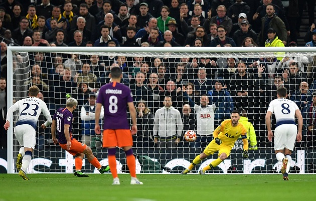 Aguero và pha hỏng ăn đáng tiếc trước Tottenham.