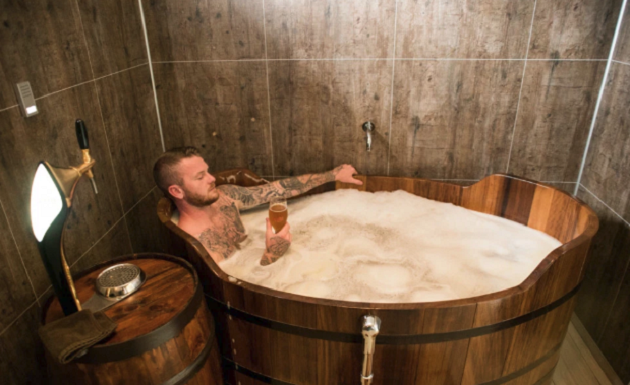 Nghe có vẻ như đùa nhưng đây là mô hình kinh doanh hái bộn tiền ở Iceland. Theo đó, người ta sẽ được tắm mình trong bia theo nghĩa đen trong vòng khoảng 25 phút.