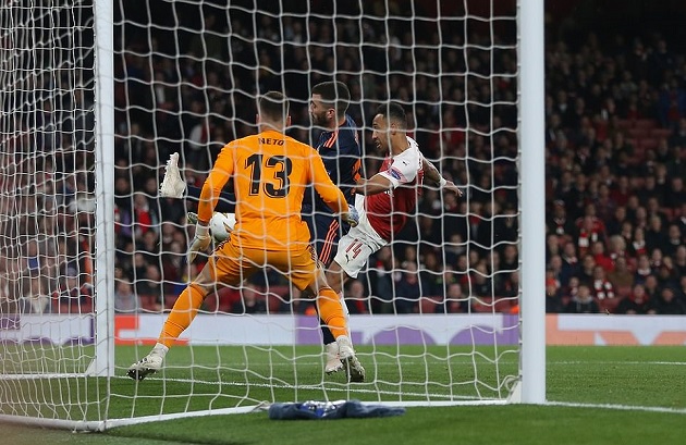 Aubameyang "chốt sổ" và tạo lợi thế cực lớn cho Pháo thủ trước lượt về.