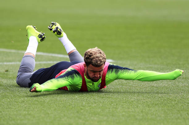 Kyle Walker trượt dài trên cỏ.