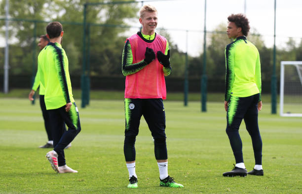 Hậu vệ trẻ Oleksandr Zinchenko đã chiếm được khá nhiều tình cảm của NHM Man City. Ở tuổi 22, anh đã được gọi vào đội tuyển Ukraine tham dự vòng loại EURO. Hiện tại, anh cũng đang là người đá chính bên hành lang cánh trái của Man City. Tốc độ và kĩ năng đi bóng lắt léo của Zinchenko là thứ mà giới chuyên môn đánh giá cao ở anh.