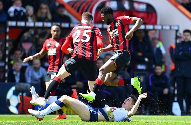 Juan Foyth rời sân ngay đầu hiệp hai.