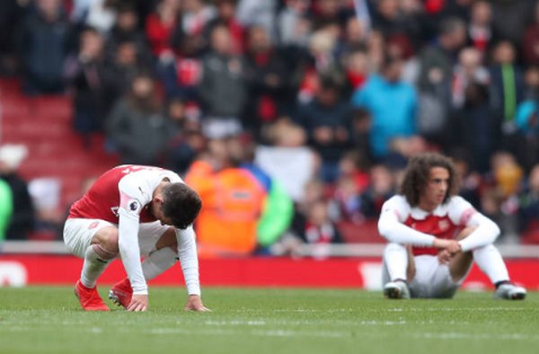 Các cầu thủ Arsenal thất vọng sau trận hòa tai hại trước Brighton.